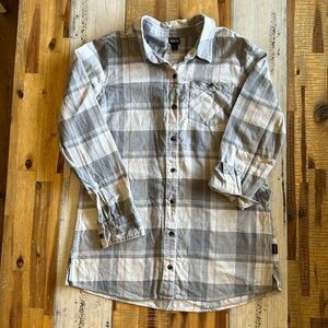 Women’s medium grey Patagonia flannel.